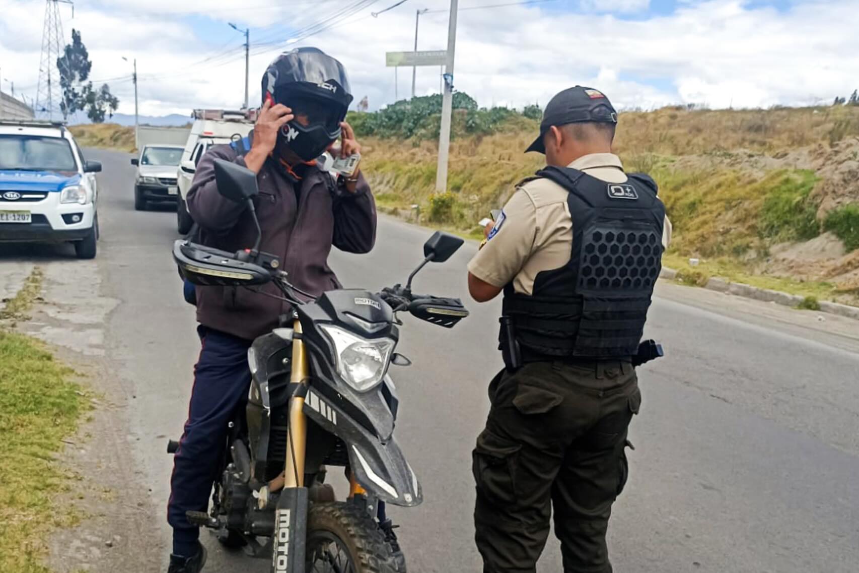 OPERATIVOS PERMANENTES EN VÍAS Y CARRETERAS